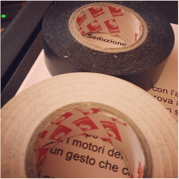 Cosa potrebbe essere seducente secondo le intenzioni creative dell'autore del testo nascosto da due rotoli di nastro adesivo? #marlenekuntzoffical #nuovodiscomk